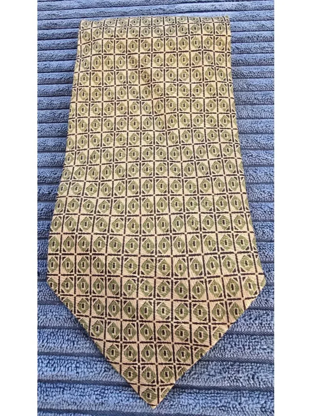 Giorgio Armani Cravatte 100% Silk Tie Italy CA07510 Green Gold Geometric Pattern